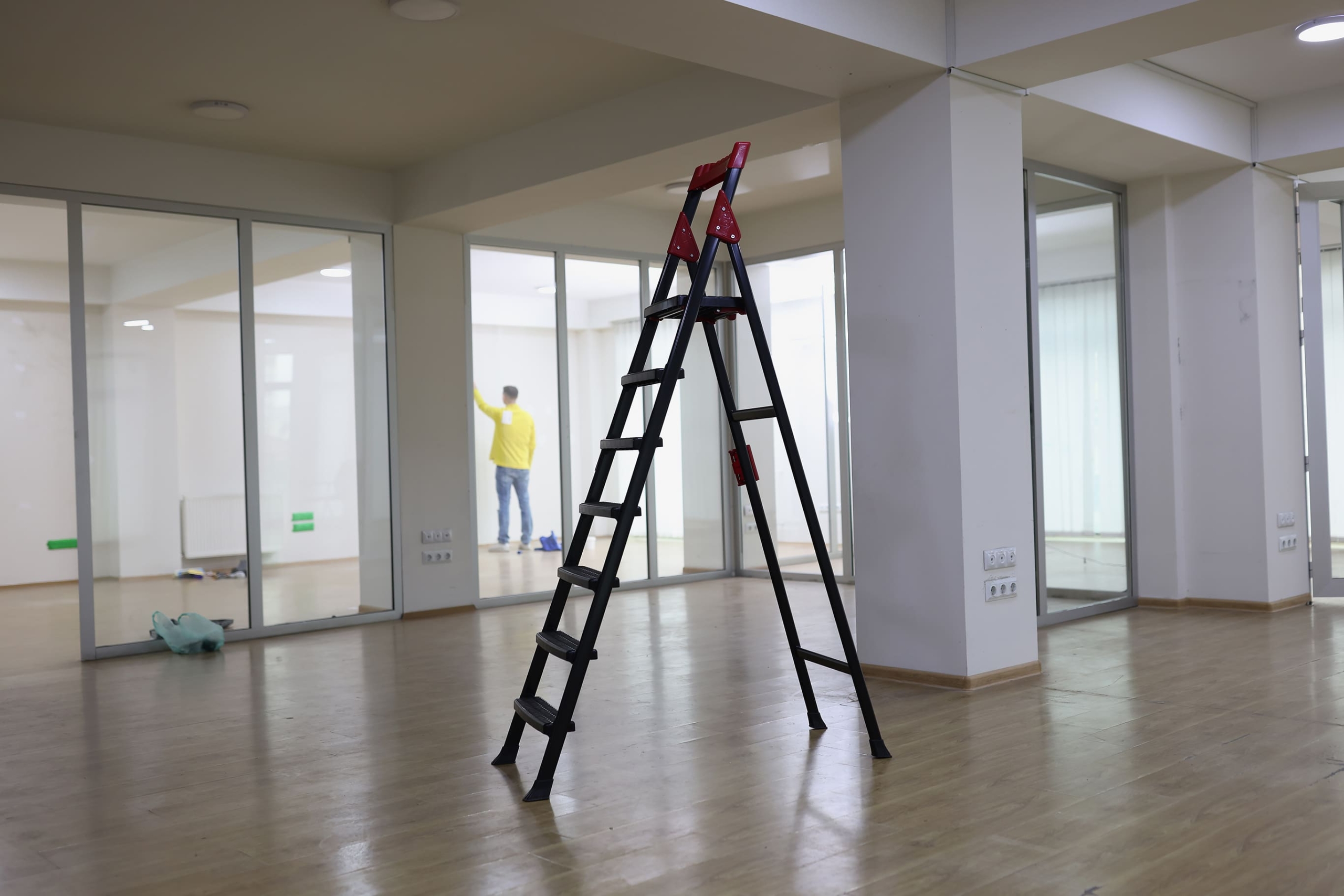 en man gör klart det sista efter en butiksstädning