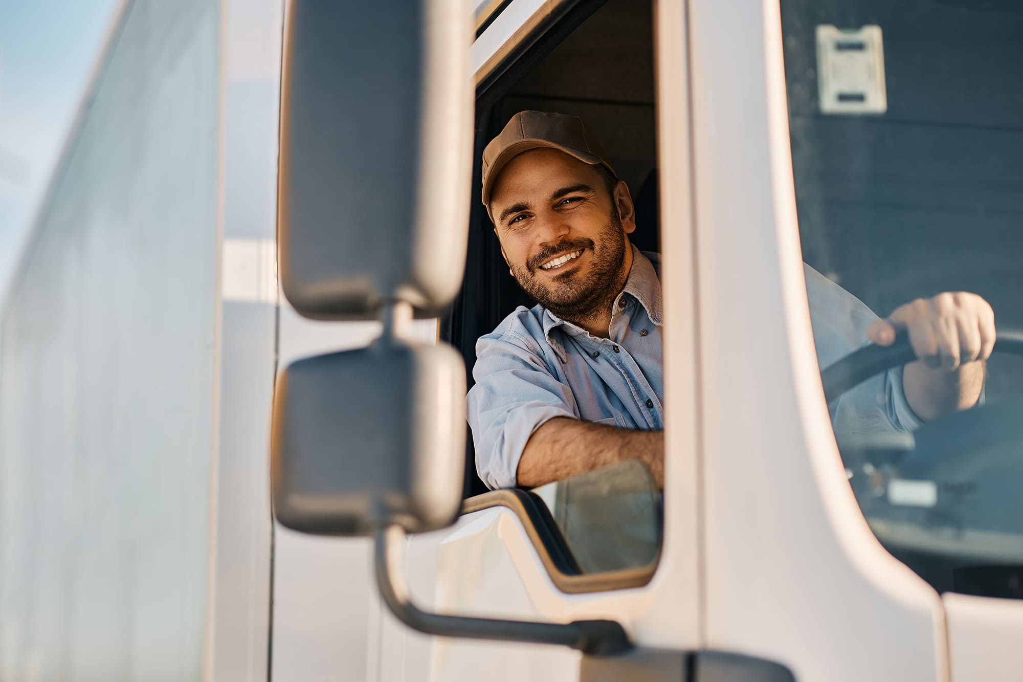 en man kör lastbil för ett transportföretag