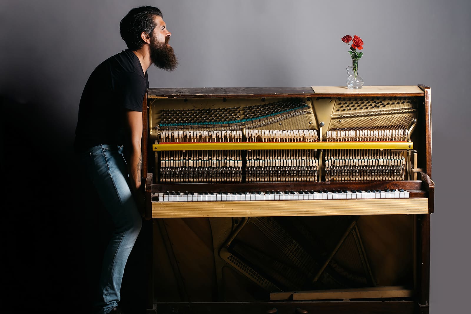 en man som behöver hjälp med pianoflytt