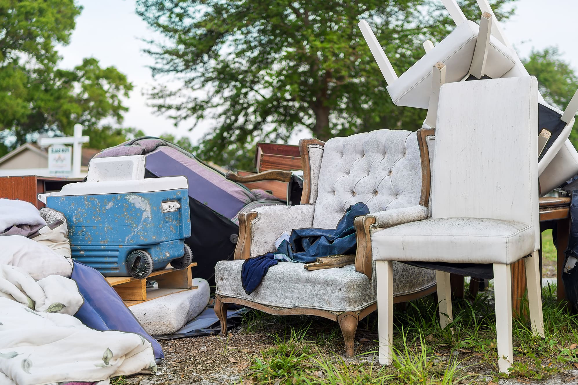möbler står uppställda för återvinning